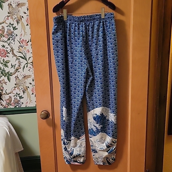 Great Wave off Kanagawa Blue Pants elastic at ankles. Size M. Wearshes - Picture 4 of 6